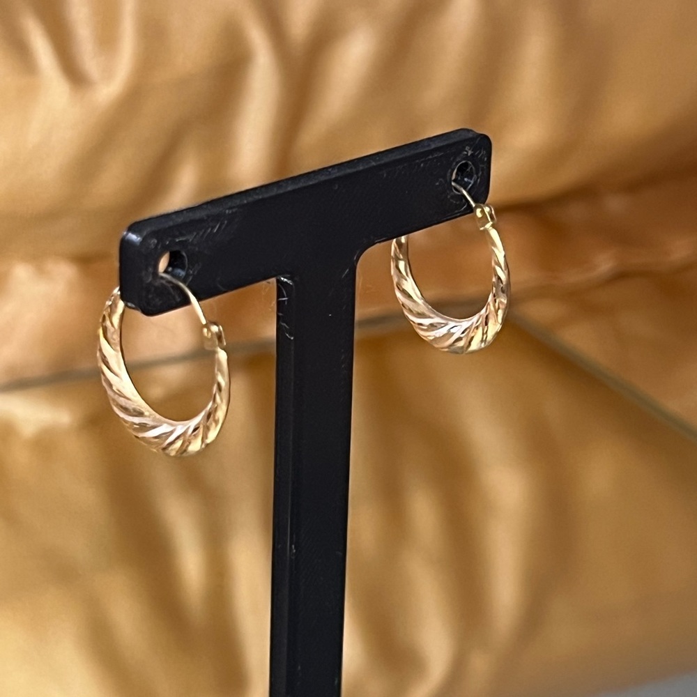 14k solid yellow gold twisted hoop earrings signed ZZ ®️ 585